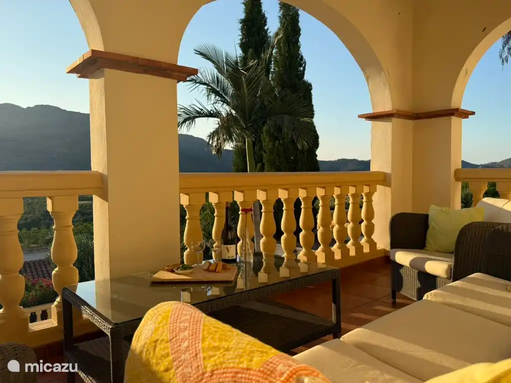 Balkon mit Panoramablick und Sonnenuntergang