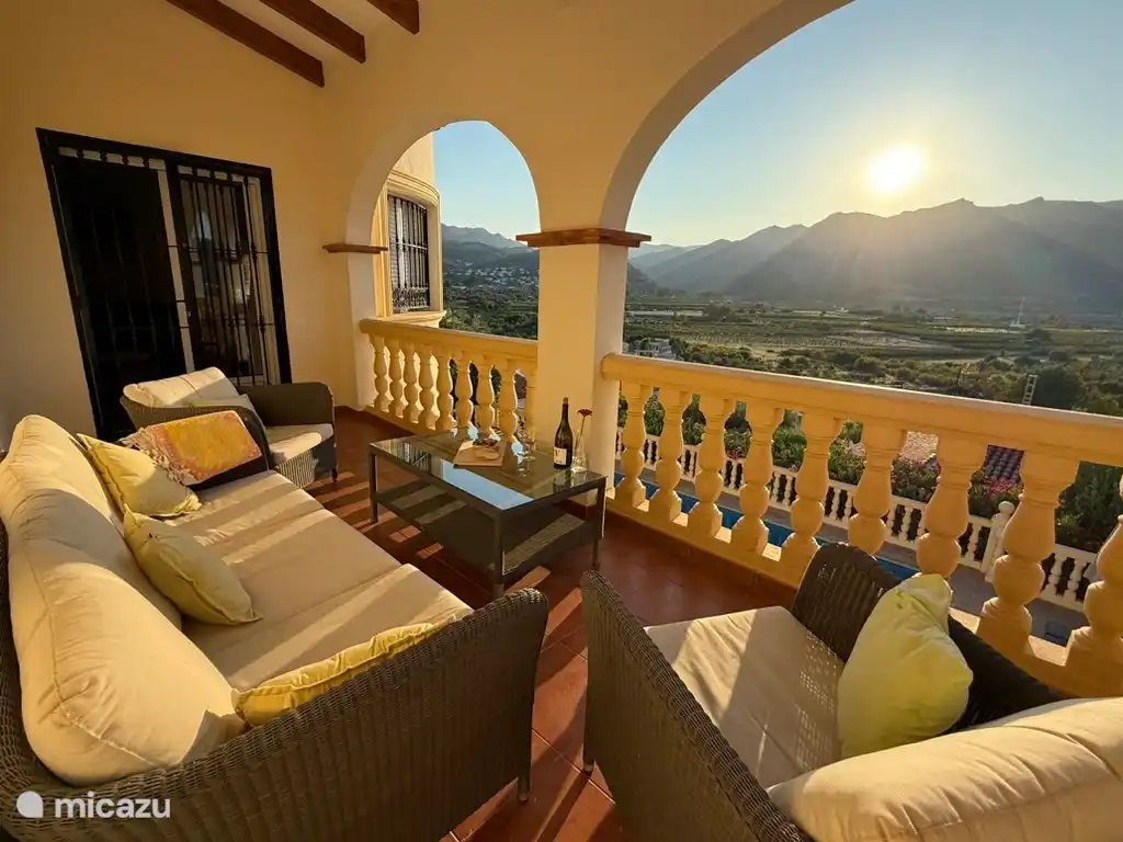 Balkon mit Panoramablick und Sonnenuntergang