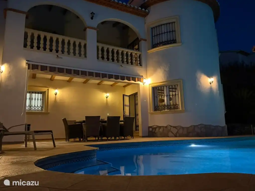 Schwimmbad bei Nacht