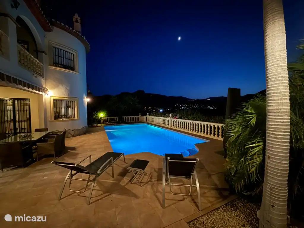 Schwimmbad bei Nacht