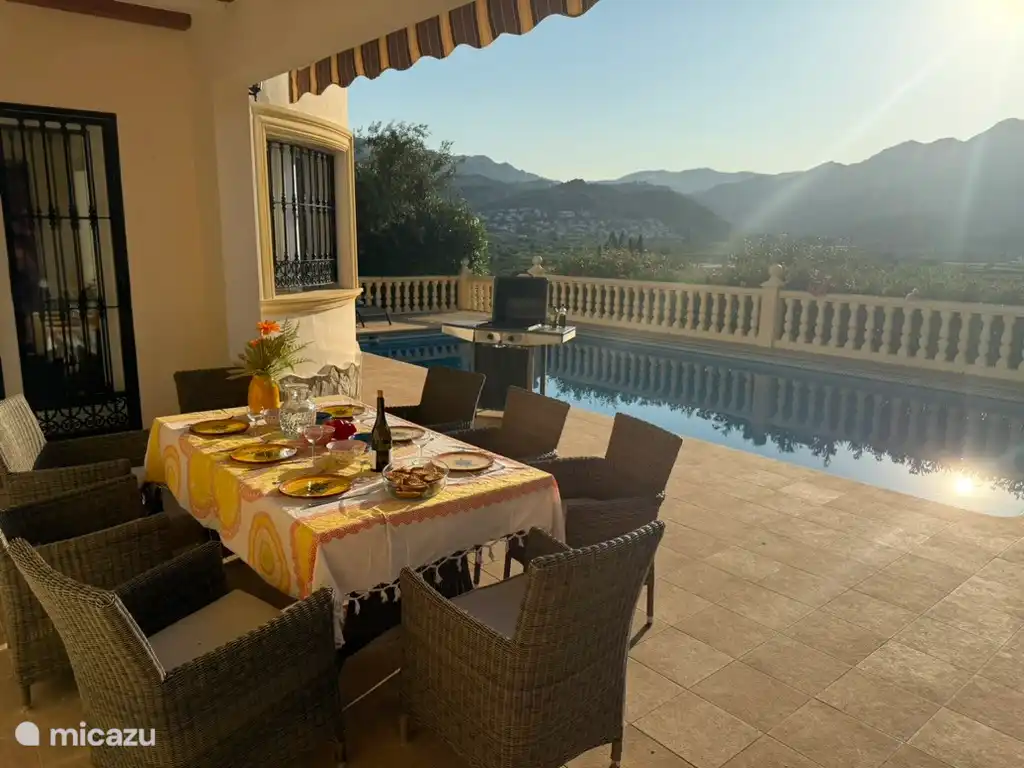 Esstisch mit Grill und Aussicht