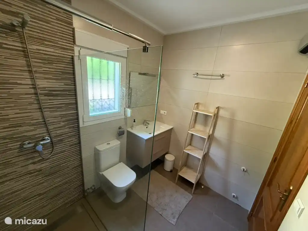 Badezimmer 1 - ensuite zum Hauptschlafzimmer