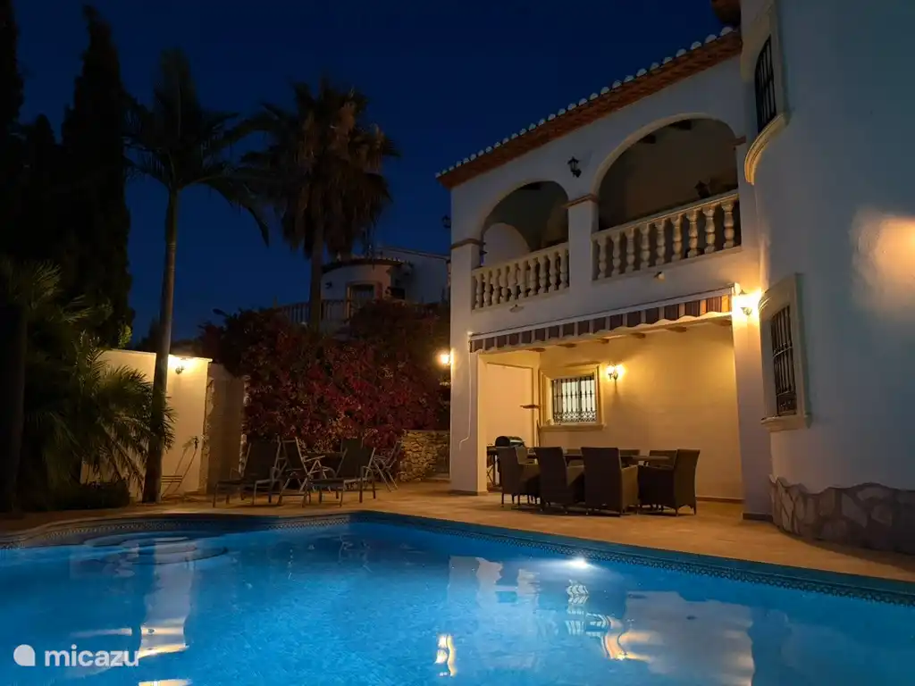 Schwimmbad bei Nacht