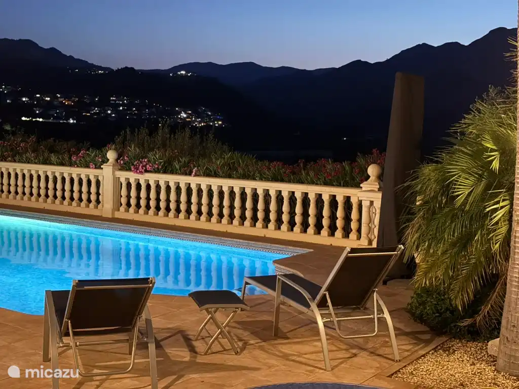 Schwimmbad bei Nacht