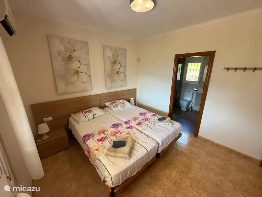 Hauptschlafzimmer - eigenes Bad (Schlafzimmer 1)