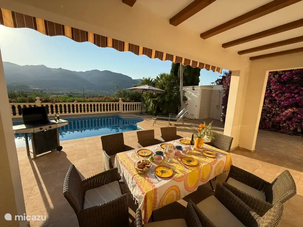 Esstisch im Freien mit Aussicht