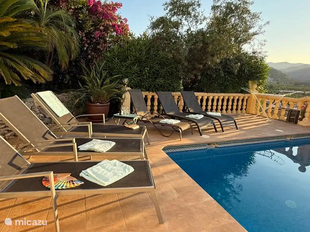 Schwimmbad und Sonnenliegen