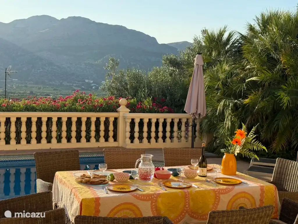 Esstisch im Freien mit Aussicht