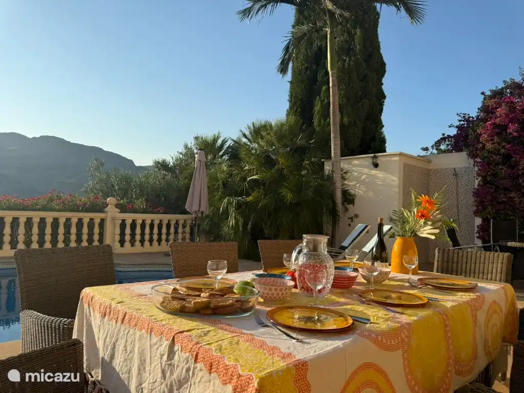 Esstisch im Freien mit Aussicht