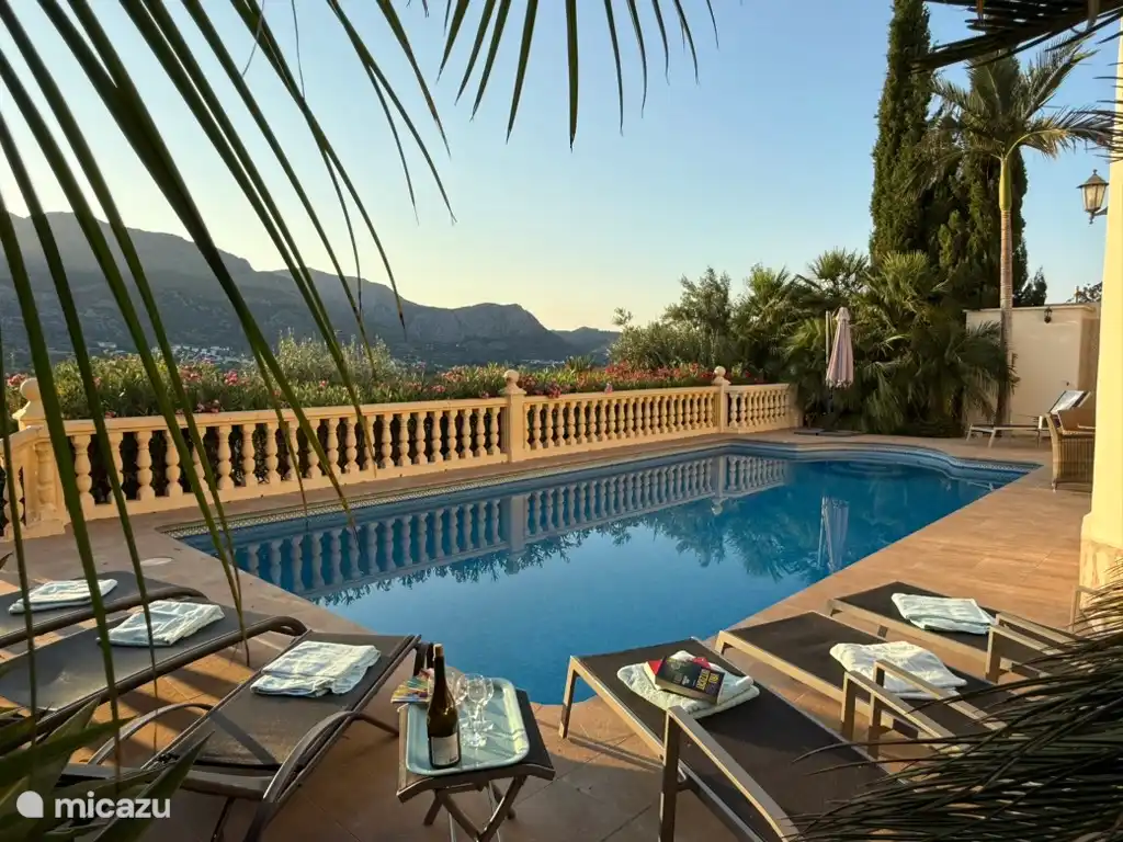 Schwimmbad und Sonnenliegen