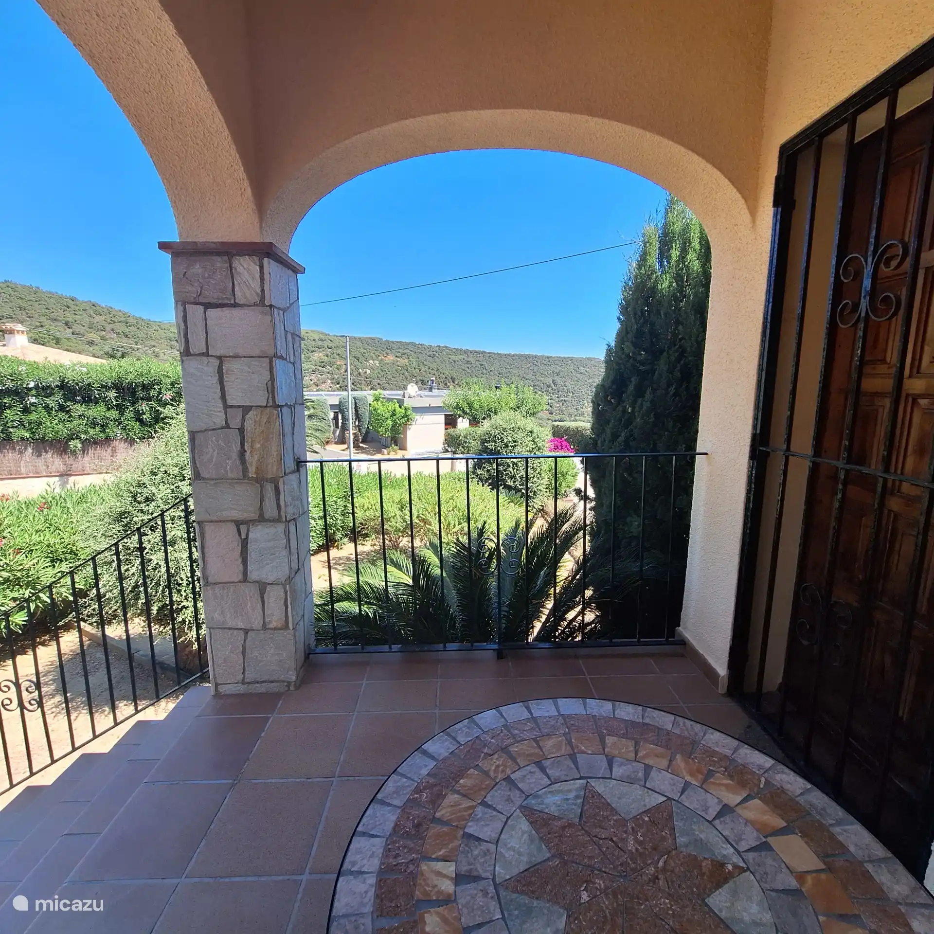 Terrasseneingang + Bergblick