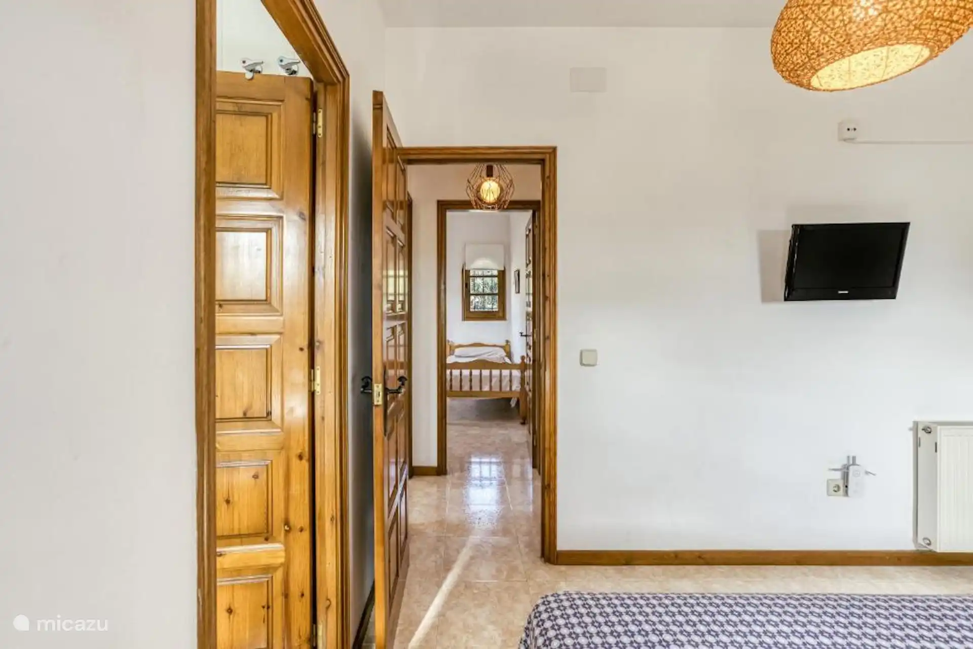 Schlafzimmer 2 + Blick auf Schlafzimmer 3 - 1. Stock