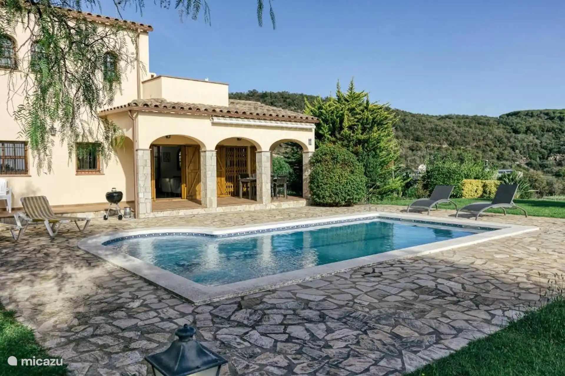 Rückfassade diagonal + Ansicht Muntanya de Can Mont