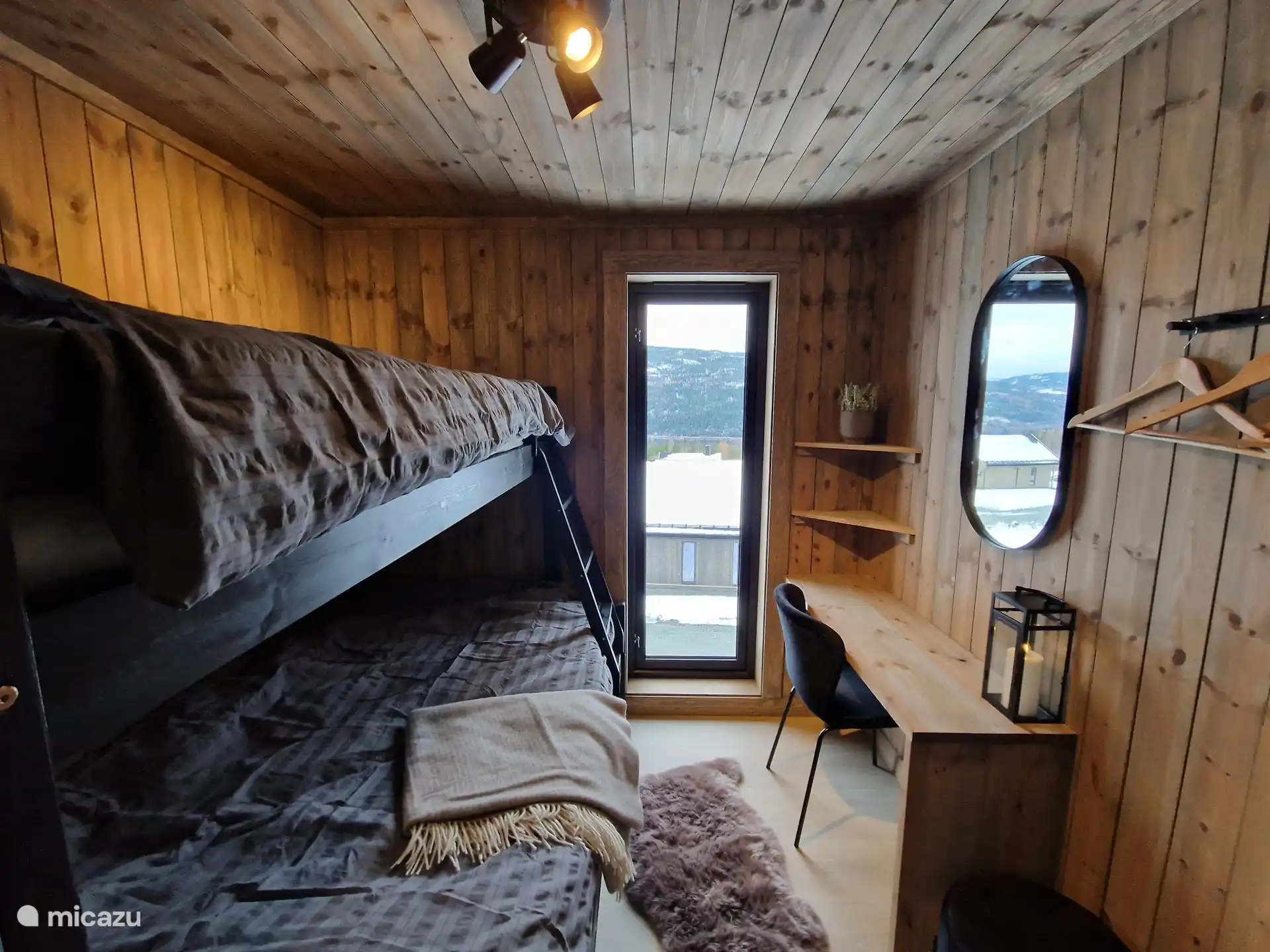 Schlafzimmer im Obergeschoss mit Schreibtisch