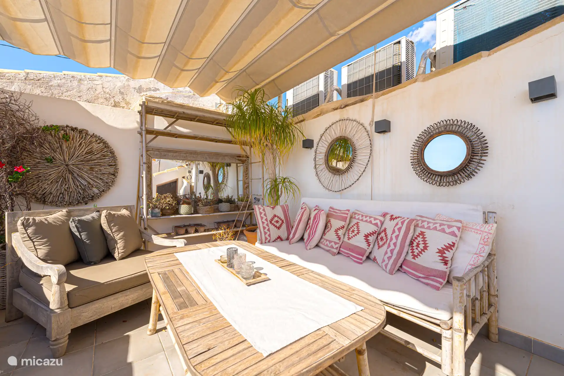 Lounge auf dem Dach und überdachte Terrasse, Sonnenschirm, nicht übersehen.