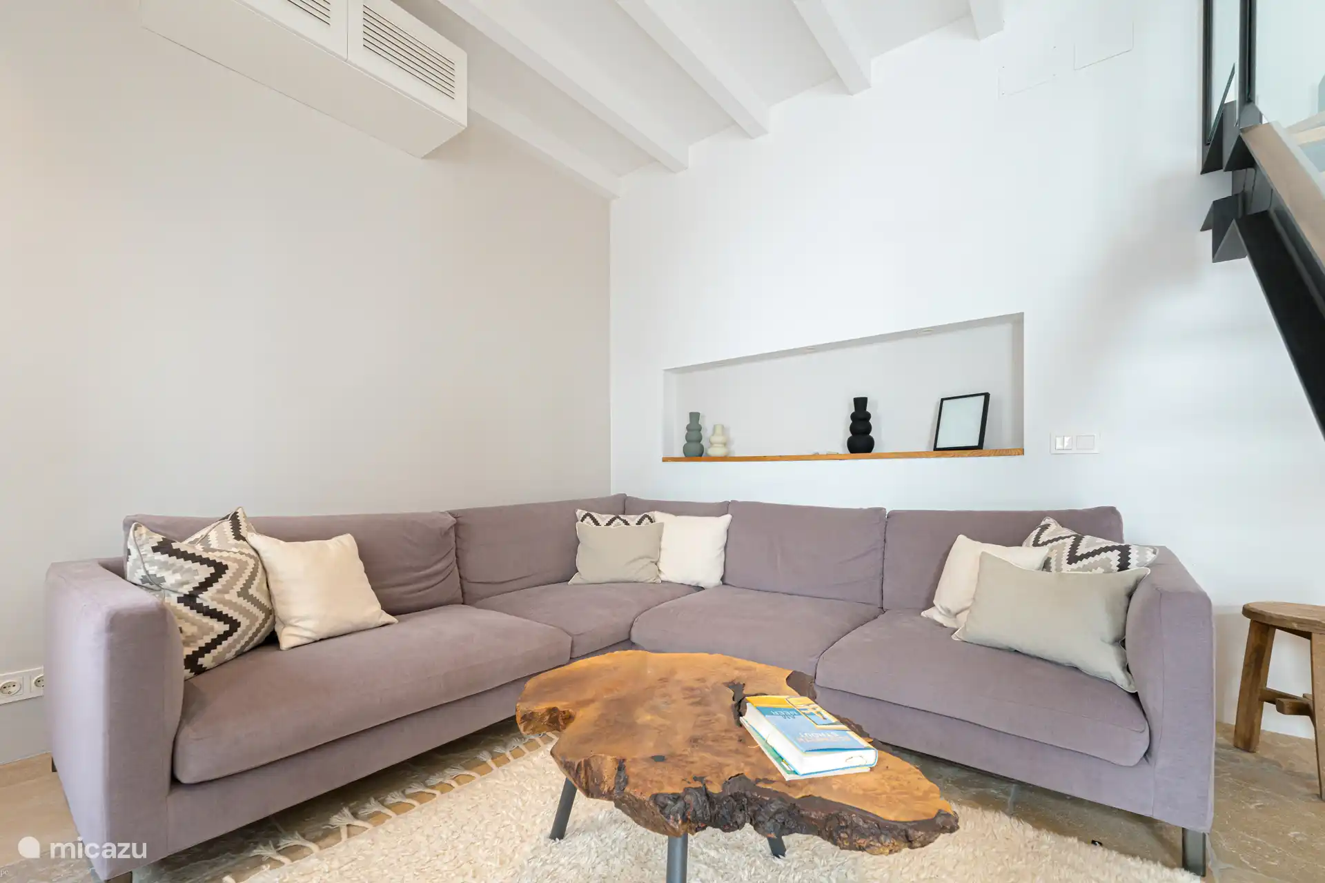 Großes Wohnzimmer mit IT-Medien, Smart-TV mit LED-Licht, WLAN und Internetzugang