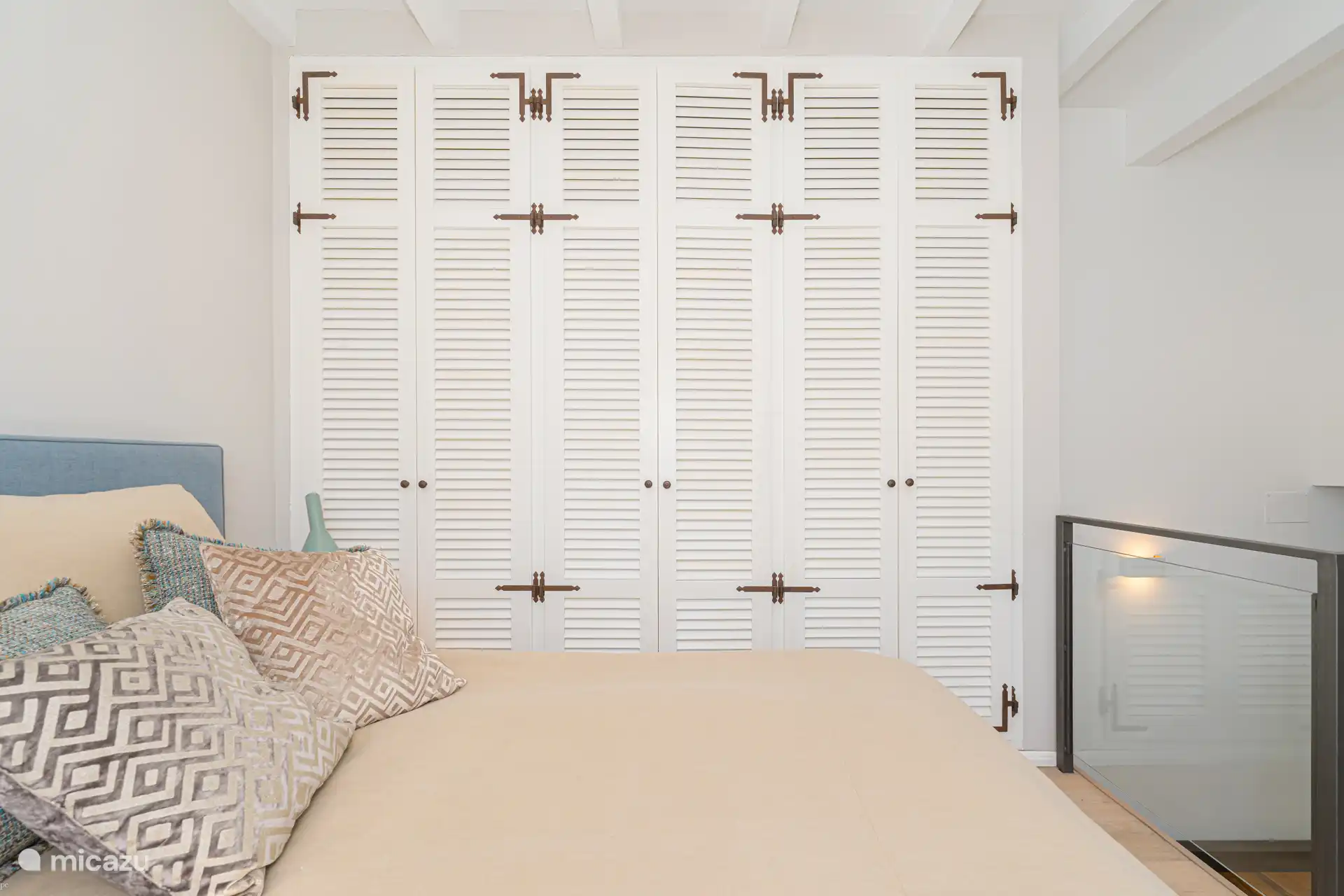 Hughe und praktischer Kleiderschrank