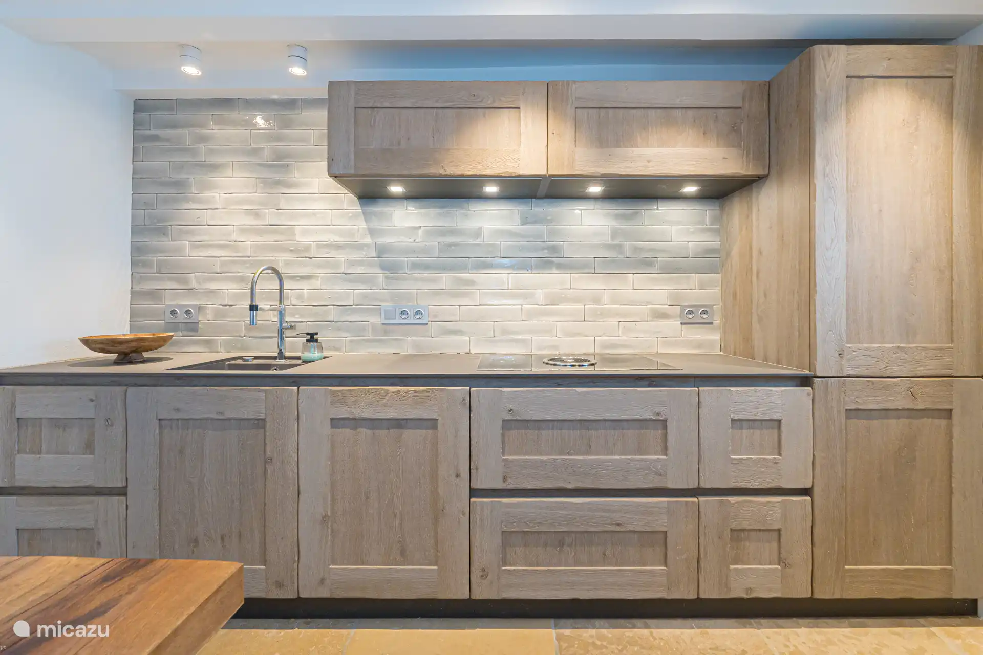 Voll ausgestattete Siemens Küche mit gutem Besteck, Toaster, Mixer, Reinigungsmitteln, Gewürzen und Kräutern, Olivenöl vorhanden