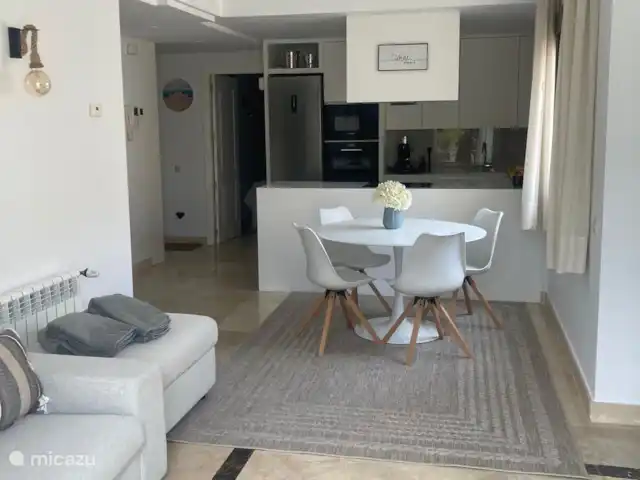 Location de Vacances Espagne, Costa Cálida, San Javier, penthouse - Penthouse Pentaguila  Il y a une table à manger ronde avec quatre chaises.