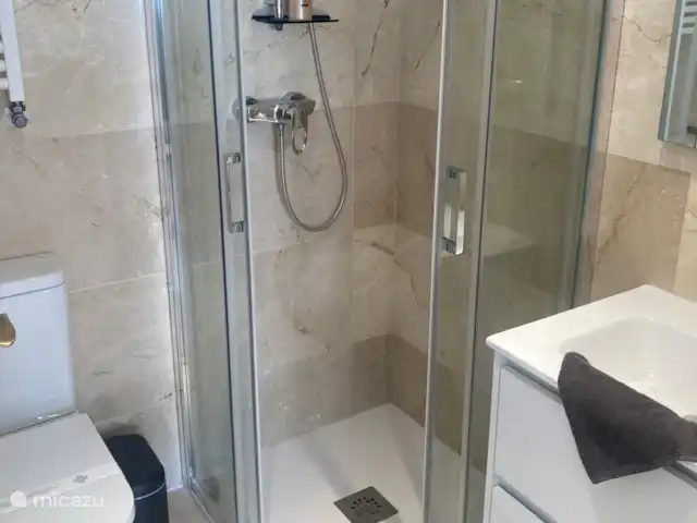 Location de Vacances Espagne, Costa Cálida, San Javier, penthouse - Penthouse Pentaguila  La salle de bains des invités dispose d’une douche, de toilettes, d’un meuble vasque et d’un radiateur sèche-serviettes.