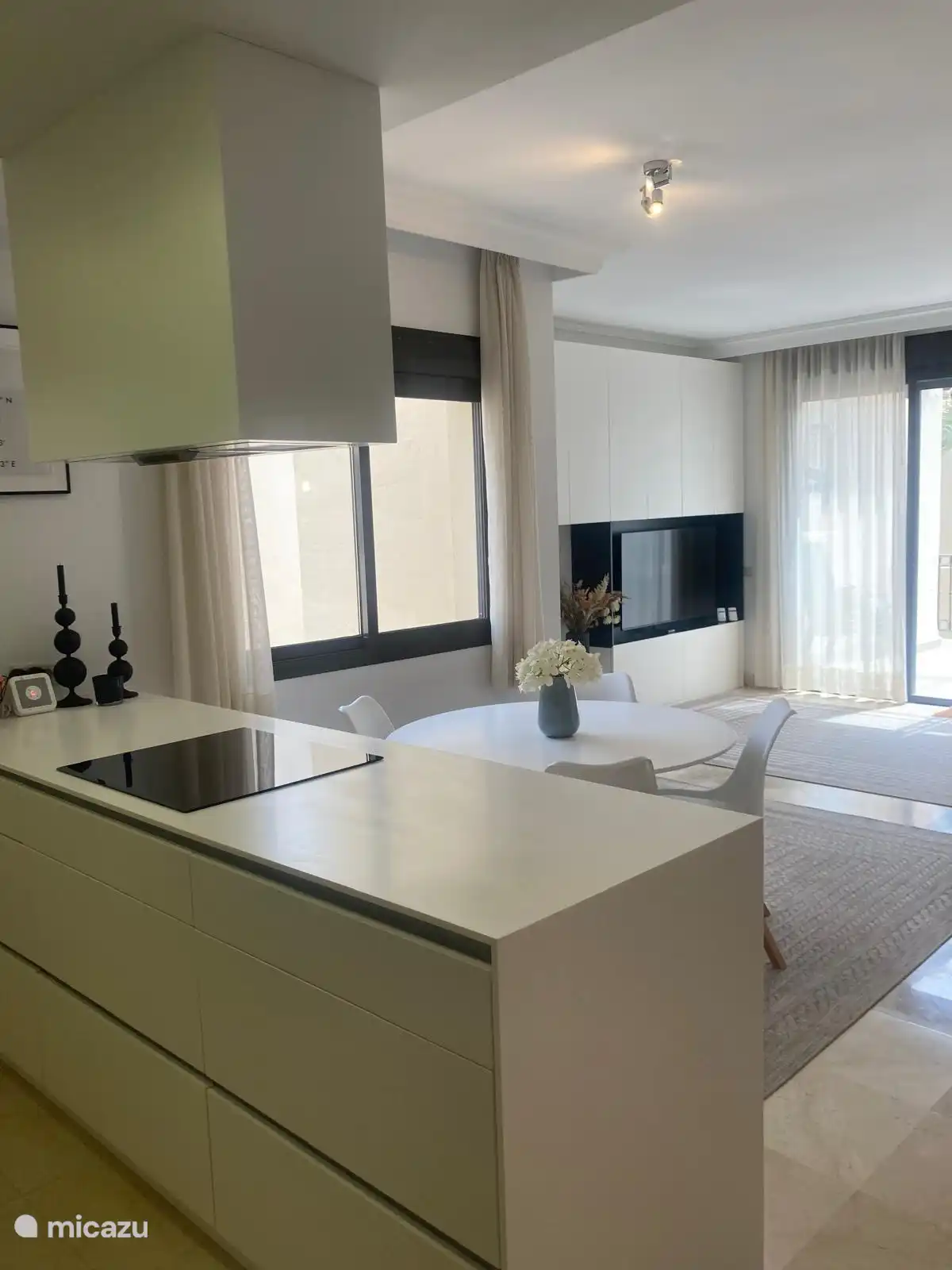 Von der offenen Küche aus hat man einen schönen Überblick über das Wohnzimmer und den Balkon.