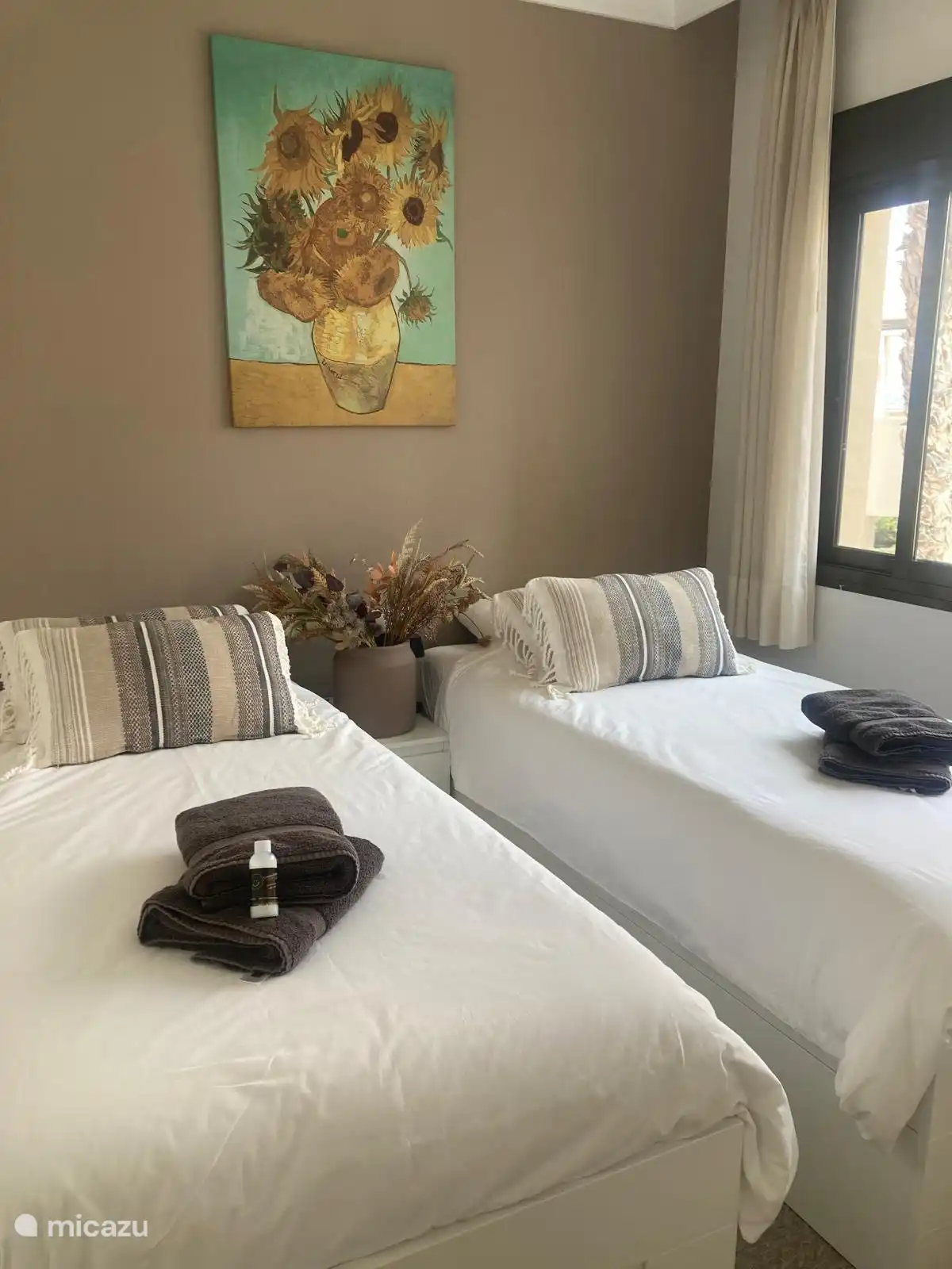 Zweites Schlafzimmer, ausgestattet mit zwei Einzelbetten von 90x200. 