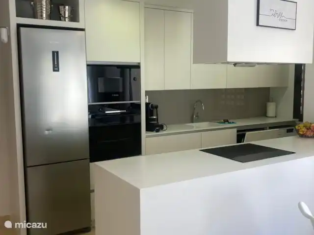 Location de Vacances Espagne, Costa Cálida, San Javier, penthouse - Penthouse Pentaguila  La cuisine ouverte est équipée d’un réfrigérateur-congélateur, d’un micro-ondes, d’un four à convection, d’une plaque à induction, d’un lave-vaisselle, d’une machine nespresso et d’un lave-linge.