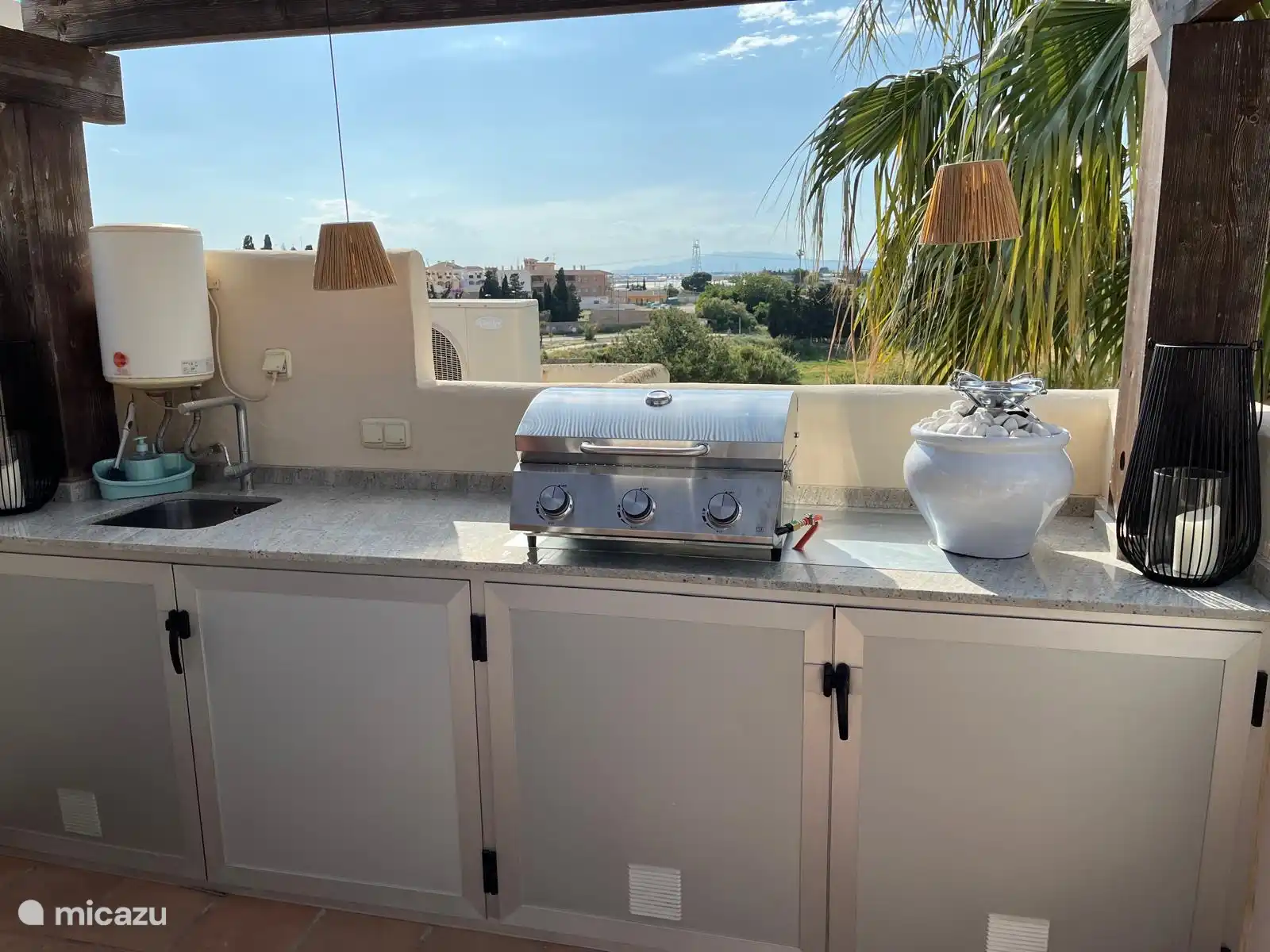 Die Außenküche ist mit einem Wasserkocher, einem Kühlschrank, einem Grill, einem separaten Gasherd, Gläsern, Geschirr und Besteck ausgestattet. Und einen schönen Blick auf die schöne Umgebung, einschließlich des Cabezo Gordo.   