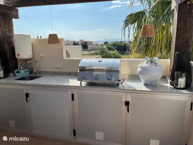 Location de Vacances Espagne, Costa Cálida, San Javier, penthouse - Penthouse Pentaguila  La cuisine extérieure est équipée d’une bouilloire à eau chaude, d’un réfrigérateur, d’un barbecue, d’un brûleur à gaz séparé, de verres, de vaisselle et de couverts. Et une belle vue sur les magnifiques environs, y compris le Cabezo Gordo.