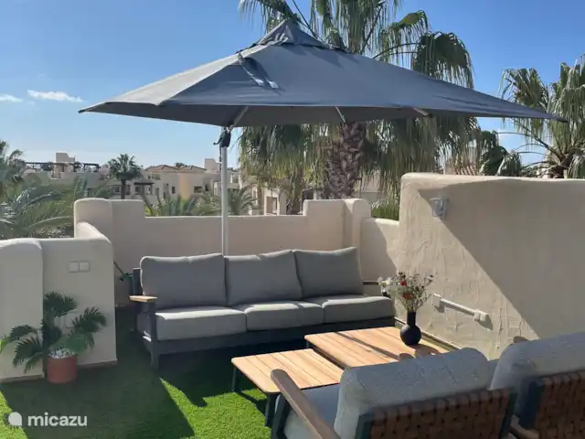 Location de Vacances Espagne, Costa Cálida, San Javier, penthouse - Penthouse Pentaguila  Terrasse privée sur le toit avec un salon confortable et vue sur les palmiers.
Profitez du soleil, de l’ombre ou d’une douce soirée sous les étoiles en toute tranquillité.