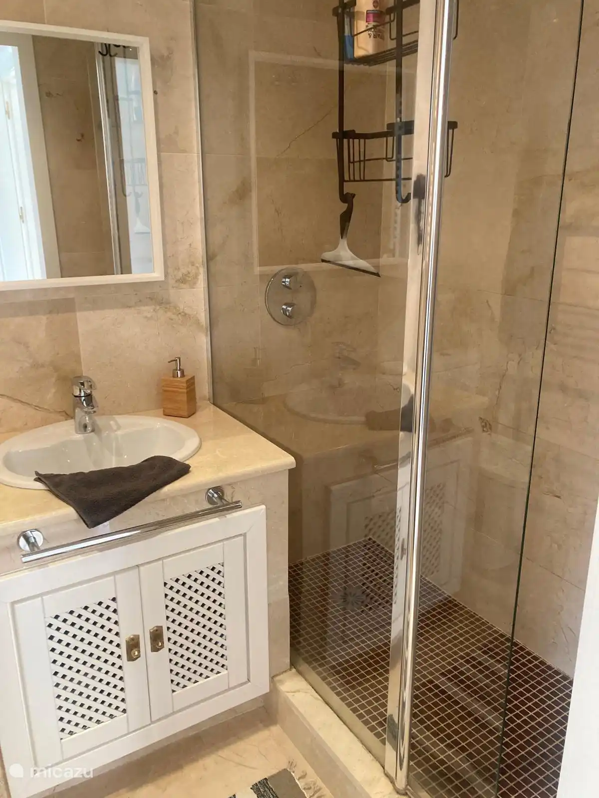 Eigenes Badezimmer mit geräumiger ebenerdiger Dusche, Waschtisch, WC und Handtuchheizkörper.