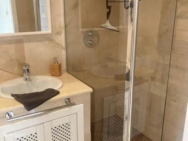 Location de Vacances Espagne, Costa Cálida, San Javier, penthouse - Penthouse Pentaguila  Salle de bain attenante avec une douche à l’italienne spacieuse, un meuble vasque, des toilettes et un radiateur sèche-serviettes.