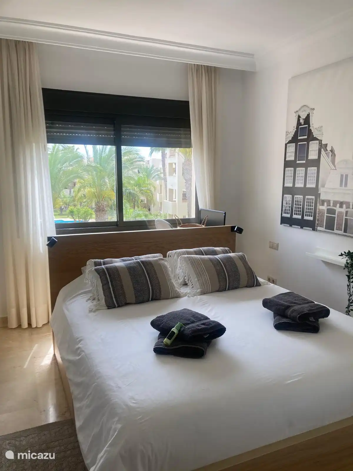 Das Hauptschlafzimmer, ausgestattet mit einem bequemen Bett von 160x200 und einem eigenen Bad.