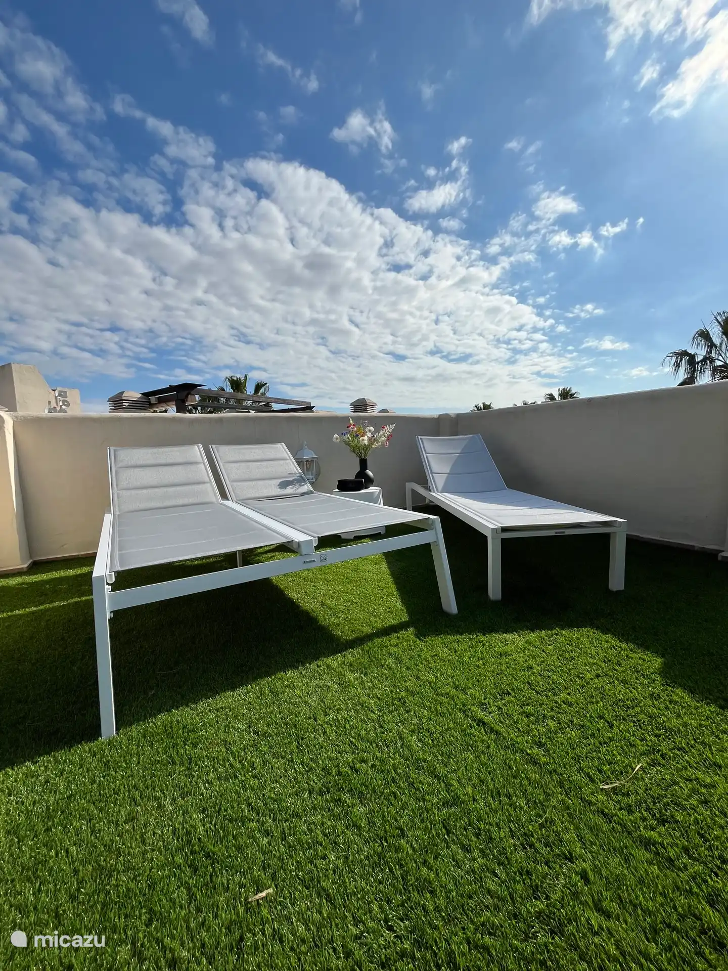 Auf diesen bequemen Sonnenliegen können Sie sich entspannen und das feine spanische Leben genießen.