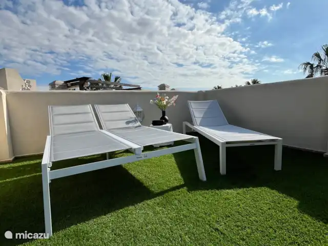 Location de Vacances Espagne, Costa Cálida, San Javier, penthouse - Penthouse Pentaguila  Sur ces transats confortables, vous pourrez vous détendre et profiter de la belle vie espagnole.