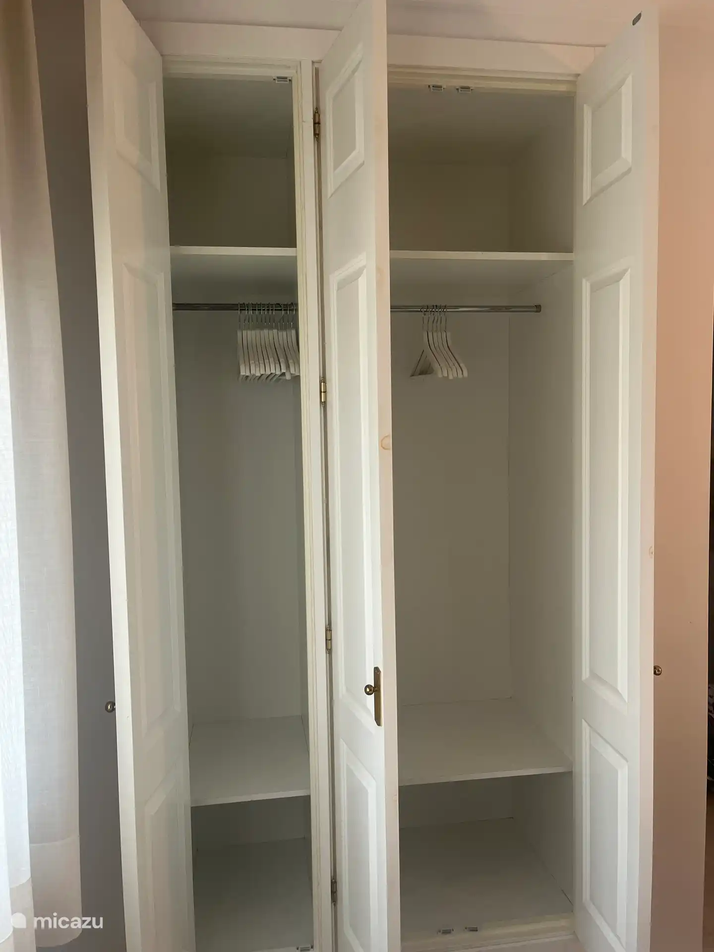 Auch dieses Schlafzimmer verfügt über einen Einbauschrank.