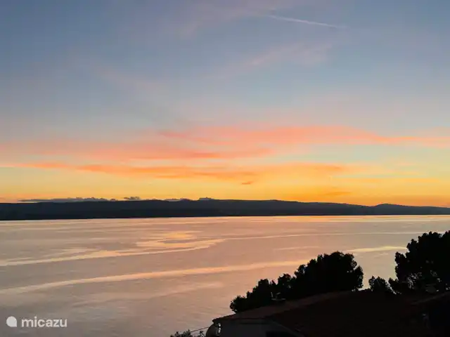 Location de Vacances Croatie, Dalmatie, Mimice, appartement -  Directement sur la mer ❯ coucher de soleil L'appartement en bord de mer est bien plus qu'un simple lieu de séjour. C'est un lieu de détente, de contemplation et de récréation - un endroit où l'on peut vraiment se sentir bien et laisser pendre son âme.