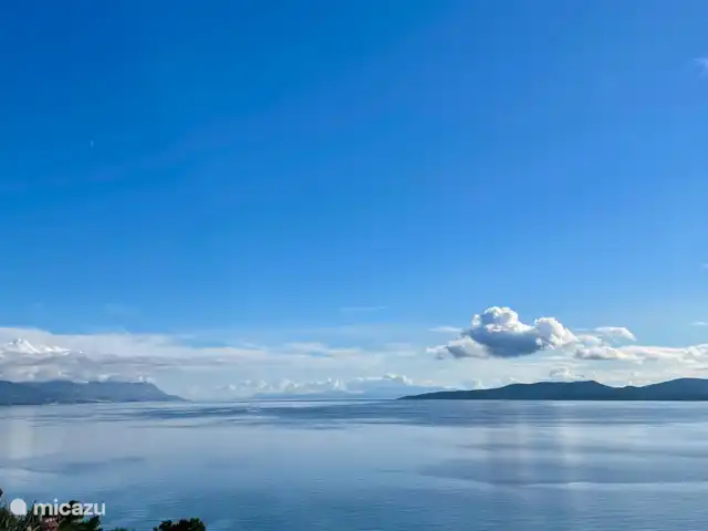 Location de Vacances Croatie, Dalmatie, Mimice, appartement -  Directement sur la mer ❯ coucher de soleil Quand on dit vacances, à quoi pensez-vous ?
L'odeur de la mer ? Le bruit des vagues qui frappent le rivage ? Le goût des fruits de mer frais ? Nous aussi. C'est pourquoi une location de vacances en bord de mer est bien plus qu'un simple lieu de séjour.
