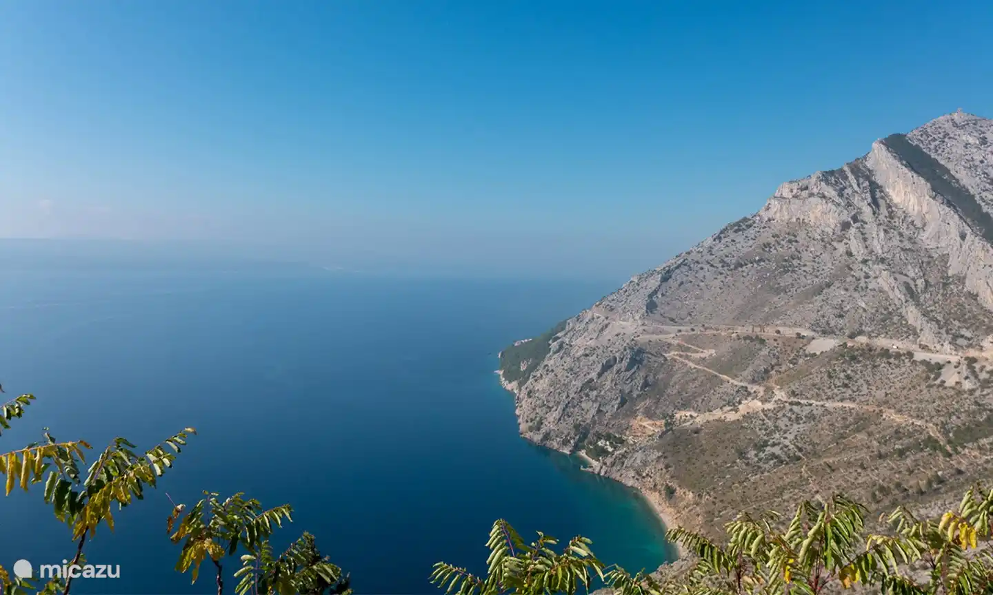 Eau claire et turquoise. La plupart des plages ont reçu le drapeau bleu, la marque de fabrique de la Dalmatie et de Marusici.