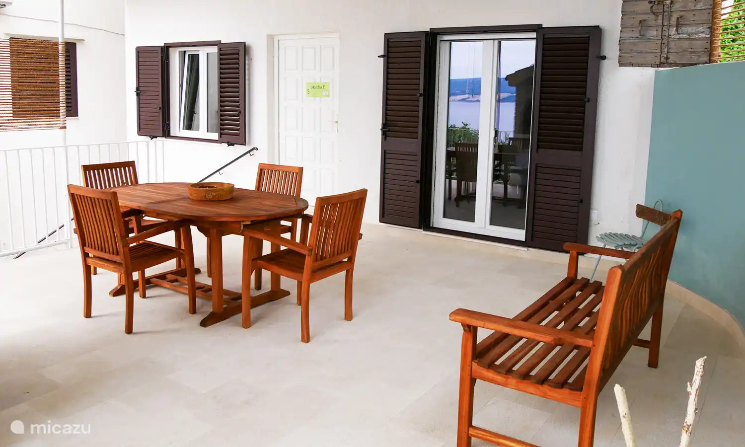 Das Highlight ist die grosse, überdachte Terrasse mit einer Süd-West-Aus­richtung, ein wunder­barer Blick auf das Meer.