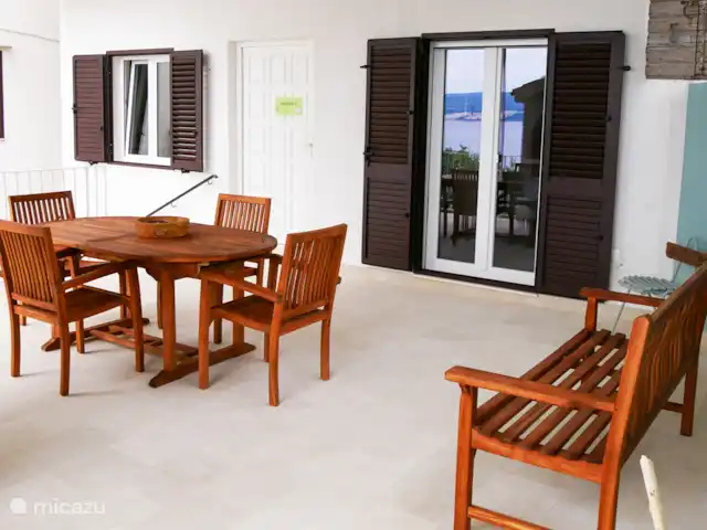 Location de Vacances Croatie, Dalmatie, Mimice, studio - Front de mer ❯ studio F Le point culminant est la grande terrasse couverte avec une orientation sud-ouest, une vue magnifique sur la mer.