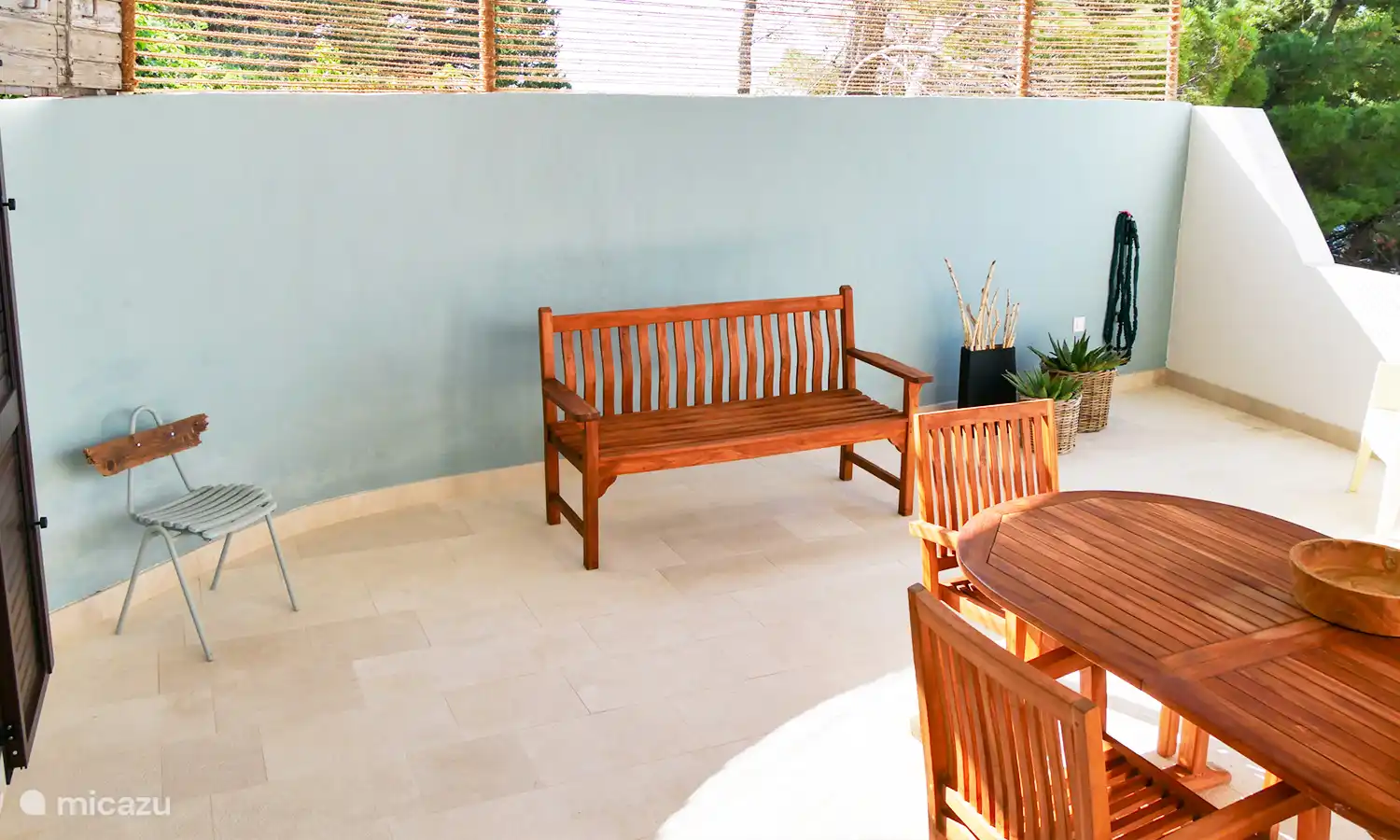 Das Highlight ist die grosse, überdachte Terrasse mit einer Süd-West-Aus­richtung, ein wunder­barer Blick auf das Meer.