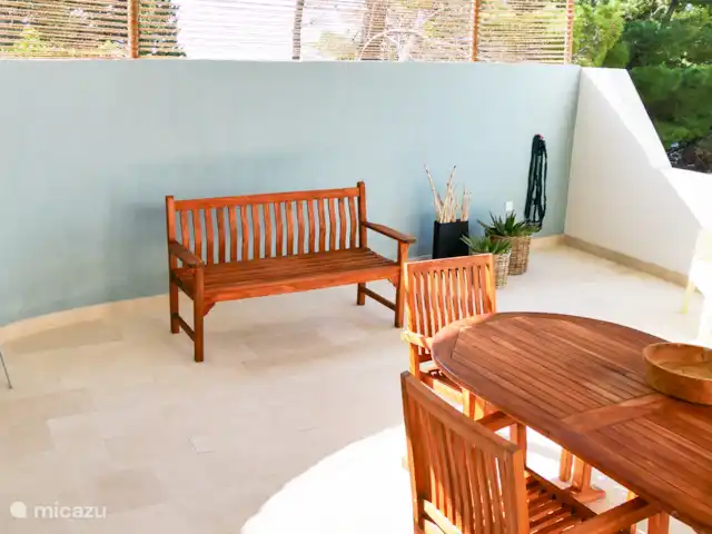 Location de Vacances Croatie, Dalmatie, Mimice, studio - Front de mer ❯ studio F Le point culminant est la grande terrasse couverte avec une orientation sud-ouest, une vue magnifique sur la mer.