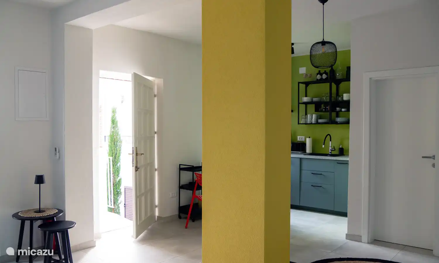 Ein gross­zügig, geschnittenes Einzimmer Apartment. Die hohen Wände verleihen dem Studio ein besonderes Flair.