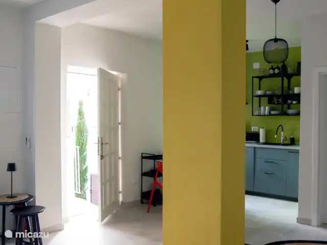 Location de Vacances Croatie, Dalmatie, Mimice, studio - Front de mer ❯ studio F Un appartement d’une pièce spacieux et spacieux. Les hauts murs donnent au studio un flair particulier.