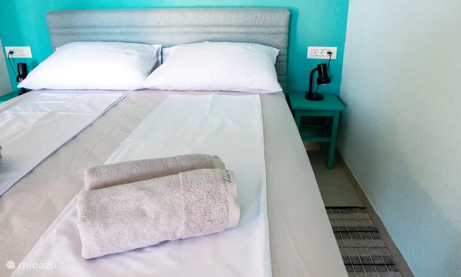 Ein grosses, bequemes Doppel­bett (Box-Spring-Bett) ist ein Garant für einen erhol­samen Schlaf. 