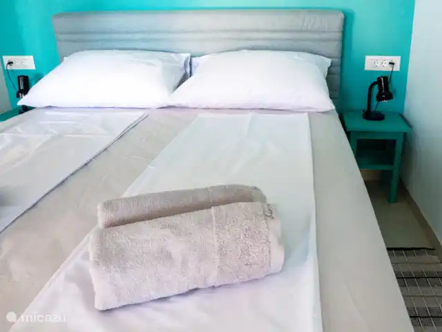 Location de Vacances Croatie, Dalmatie, Mimice, studio - Front de mer ❯ studio F Un grand lit double confortable (lit boxspring) est la garantie d’un sommeil réparateur.