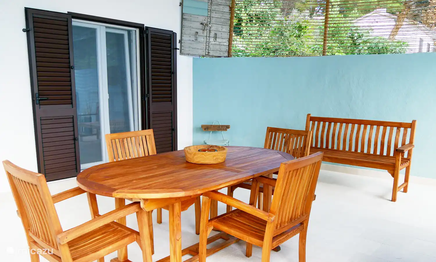 Das Highlight ist die grosse, überdachte Terrasse mit einer Süd-West-Aus­richtung, ein wunder­barer Blick auf das Meer.