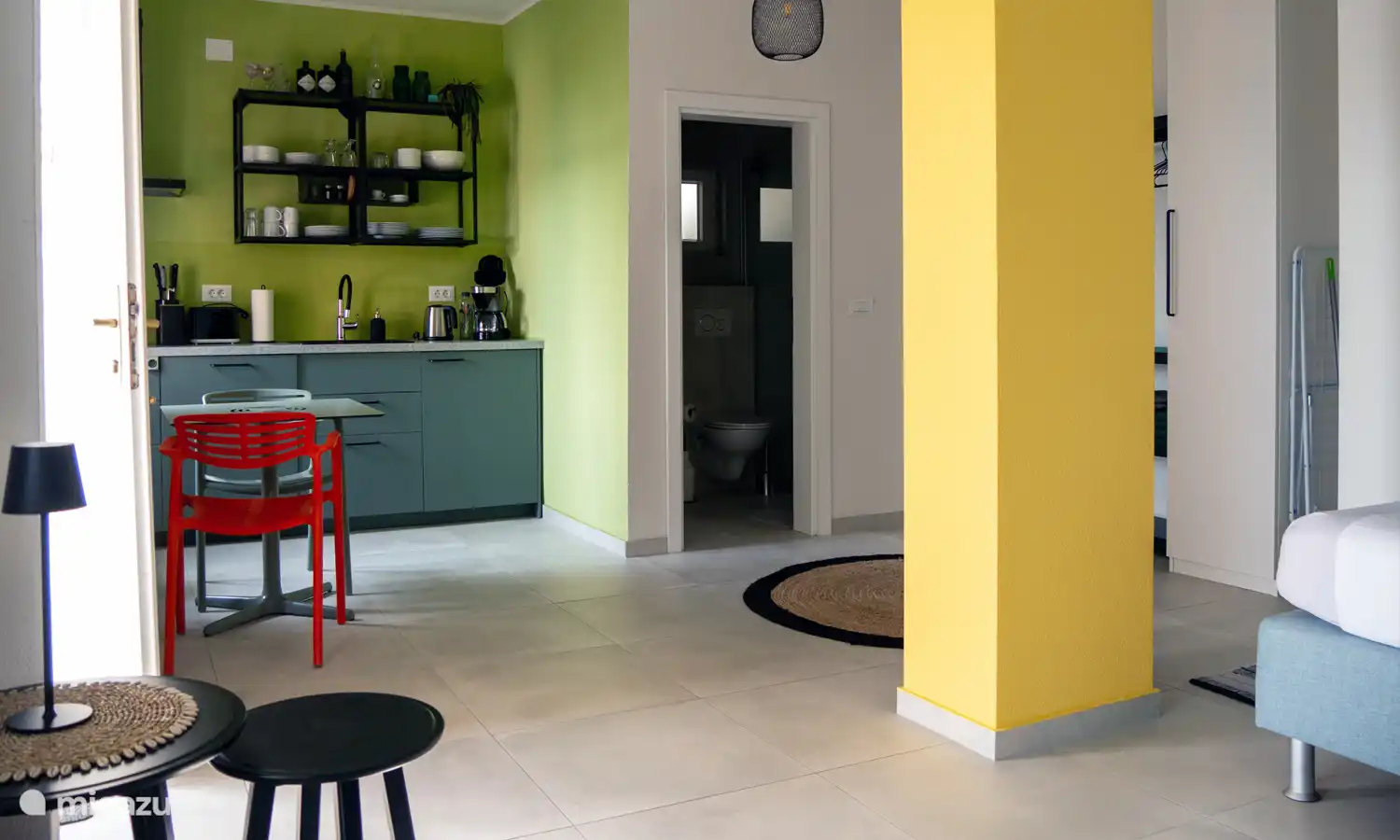 Ein gross­zügig, geschnittenes Einzimmer Apartment. Die hohen Wände verleihen dem Studio ein besonderes Flair.