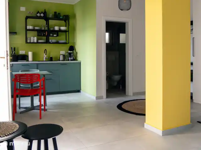 Location de Vacances Croatie, Dalmatie, Mimice, studio - Front de mer ❯ studio F Un appartement d’une pièce spacieux et spacieux. Les hauts murs donnent au studio un flair particulier.